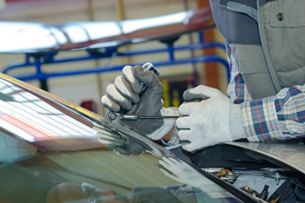 Person fixing broken windscreen